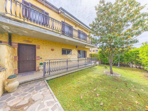 casa indipendente in vendita a Roma in zona Lunghezza