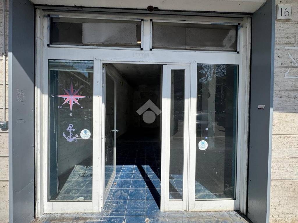 negozio in vendita a Roma in zona Ostia