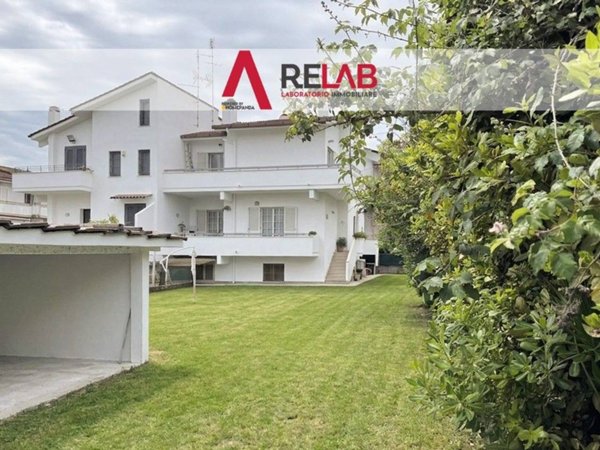casa indipendente in vendita a Roma in zona Axa