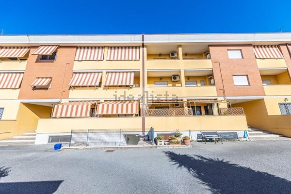 appartamento in vendita a Roma in zona Lunghezza