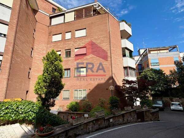 appartamento in vendita a Roma in zona Tomba di Nerone
