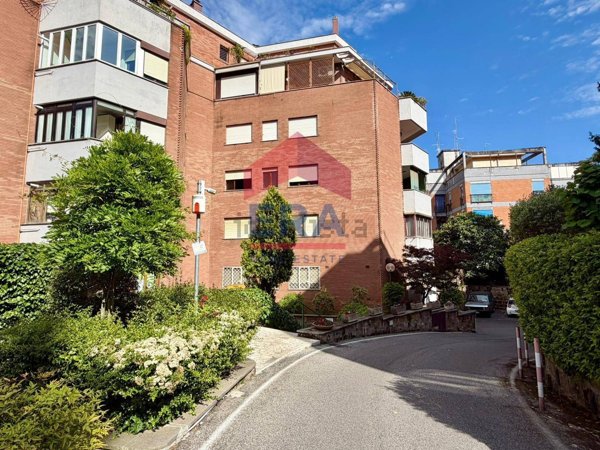 appartamento in vendita a Roma in zona Tomba di Nerone
