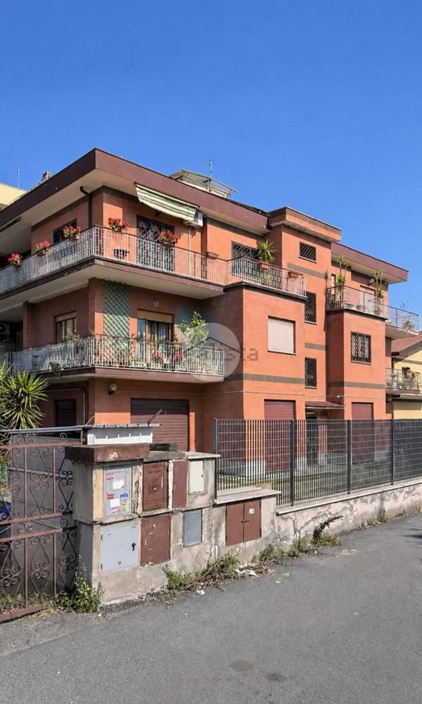 appartamento in vendita a Roma in zona Colle del Sole