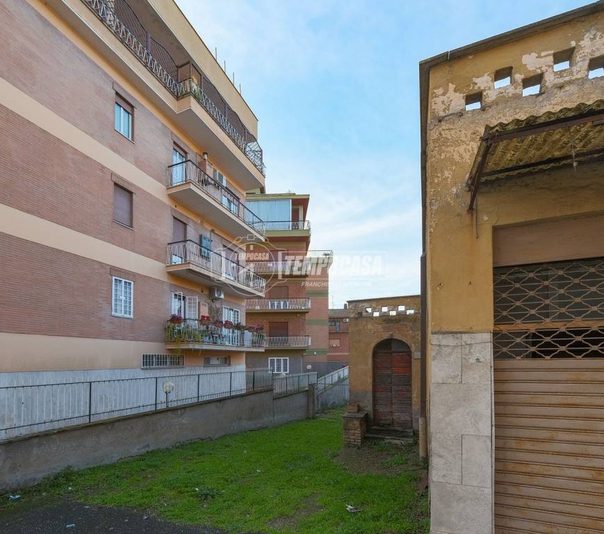 appartamento in vendita a Roma in zona Tomba di Nerone