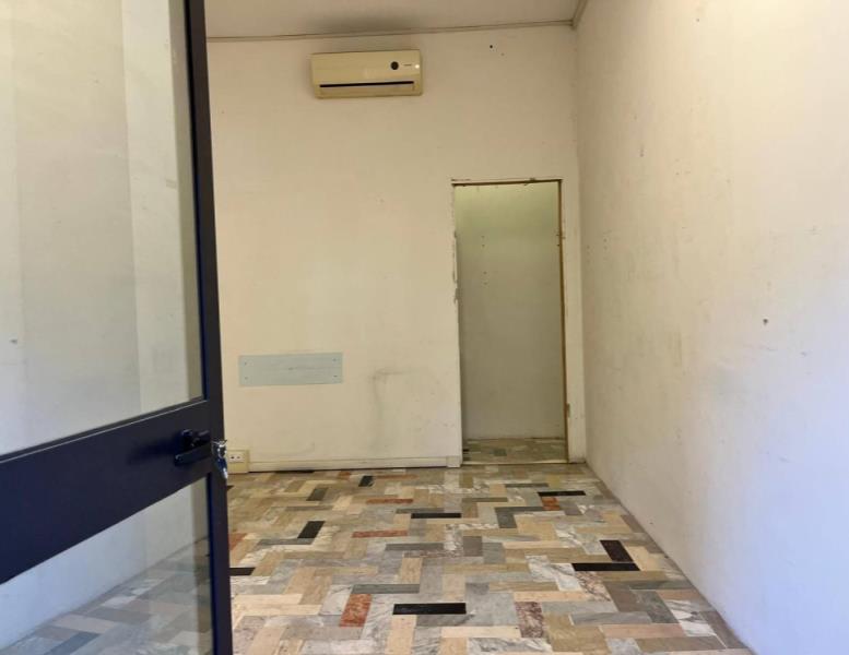 locale commerciale in vendita a Roma in zona Tomba di Nerone