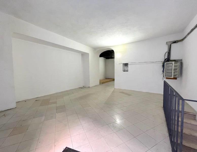 locale commerciale in vendita a Roma in zona Castro Pretorio