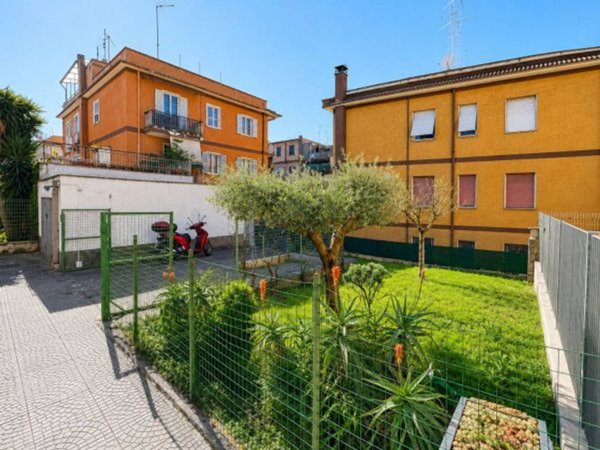 negozio in vendita a Roma in zona San Basilio