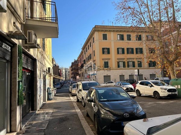 locale commerciale in vendita a Roma in zona Tuscolano