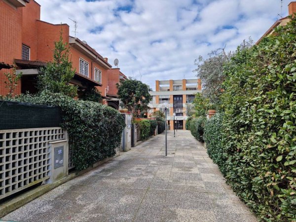 casa indipendente in vendita a Roma in zona Acilia