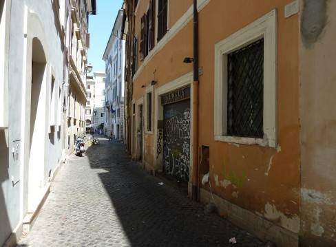 negozio in vendita a Roma in zona Rione Regola