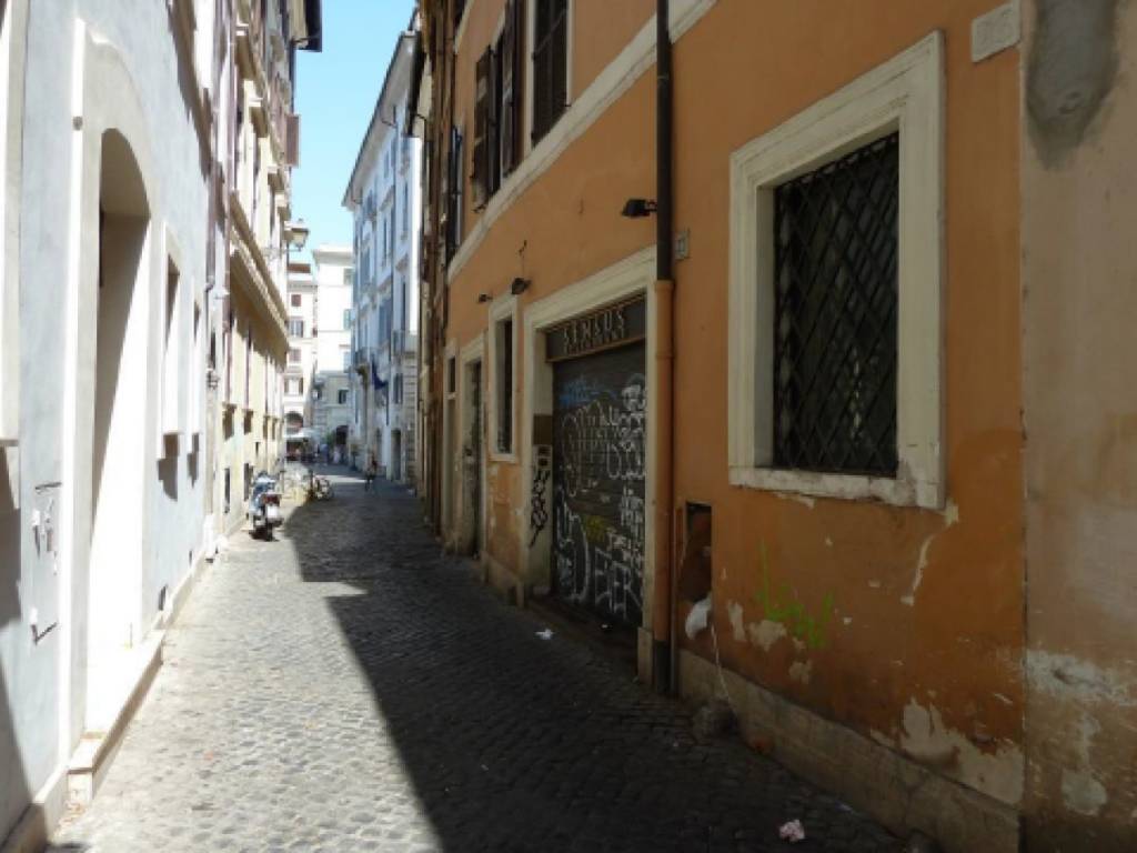 negozio in vendita a Roma in zona Rione Regola