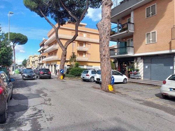 negozio in vendita a Roma in zona Borghesiana