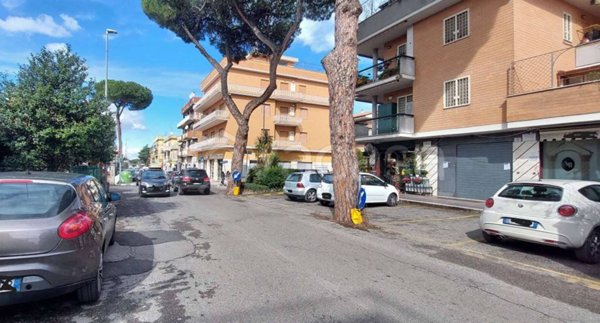 negozio in vendita a Roma in zona Tor Bella Monaca