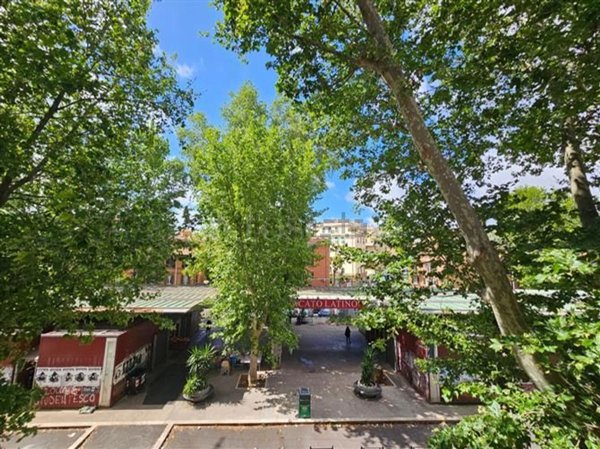 appartamento in vendita a Roma in zona Appio Latino