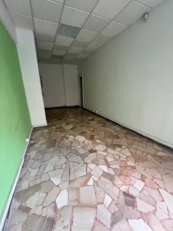 negozio in vendita a Roma in zona Tomba di Nerone