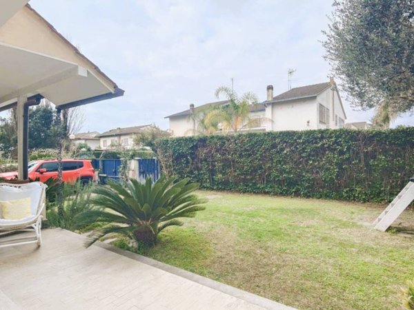 casa indipendente in vendita a Roma in zona Casal Palocco