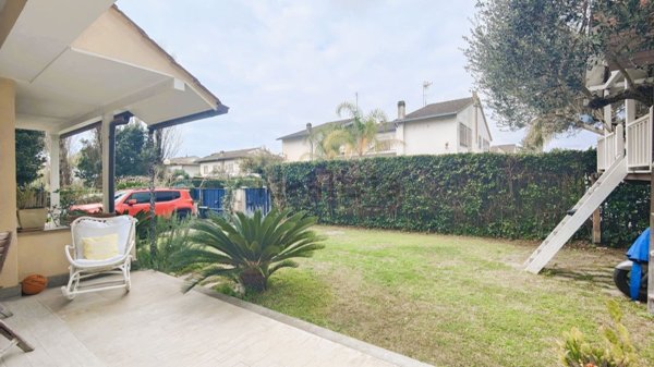 casa indipendente in vendita a Roma in zona Casal Palocco