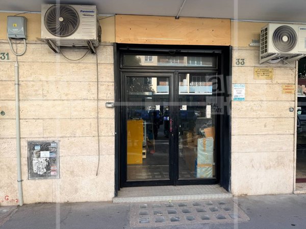 locale commerciale in vendita a Roma in zona Ostiense