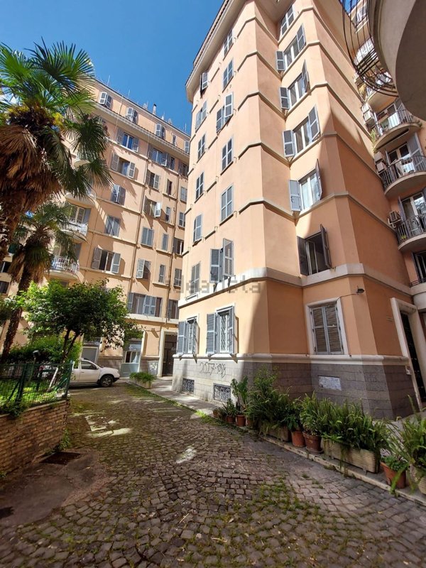 appartamento in vendita a Roma in zona Appio Latino