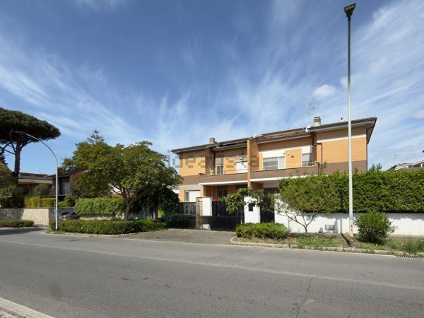 casa indipendente in vendita a Roma in zona Axa