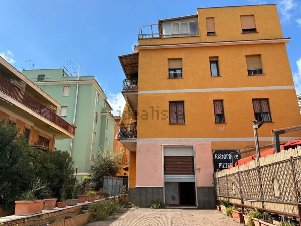 negozio in vendita a Roma in zona Torre Maura
