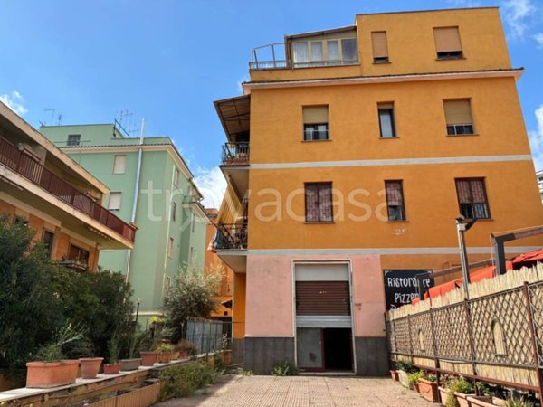 negozio in vendita a Roma in zona Torre Maura