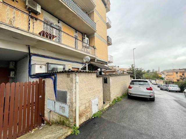 appartamento in vendita a Roma in zona Tor Bella Monaca