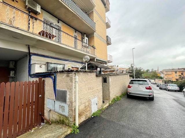 appartamento in vendita a Roma in zona Tor Bella Monaca