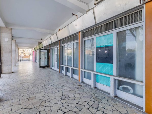 negozio in vendita a Roma in zona Castel Fusano