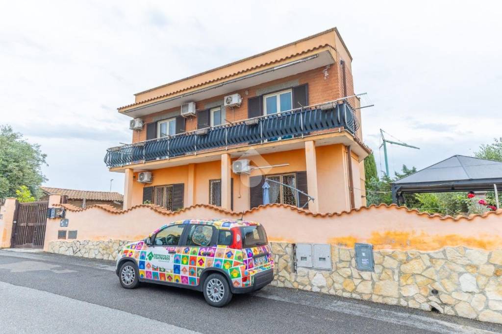 appartamento in vendita a Roma in zona Case Rosse