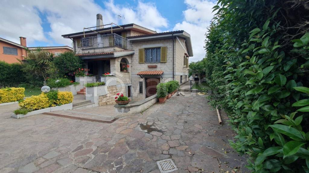 casa indipendente in vendita a Roma in zona Infernetto
