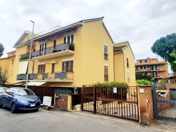 appartamento in vendita a Roma in zona Appio Pignatelli