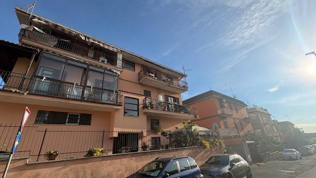 appartamento in vendita a Roma in zona Torre Angela