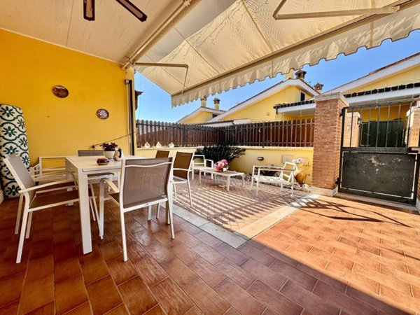 casa indipendente in vendita a Roma in zona Massimina/Casal Lumbroso
