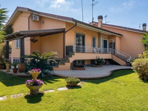 casa indipendente in vendita a Roma in zona Ostia