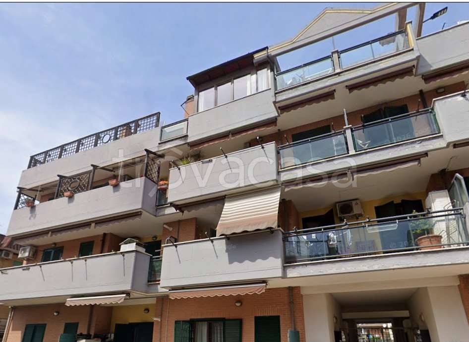 appartamento in vendita a Roma in zona Torre Angela
