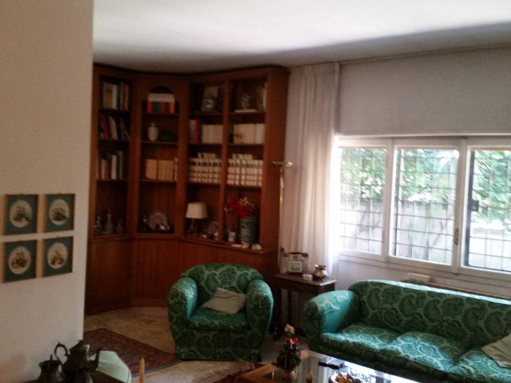 appartamento in vendita a Roma in zona Ardeatino