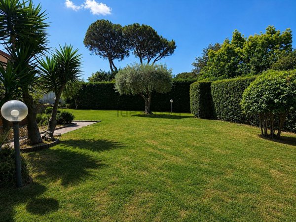 casa indipendente in vendita a Roma in zona Casal Palocco