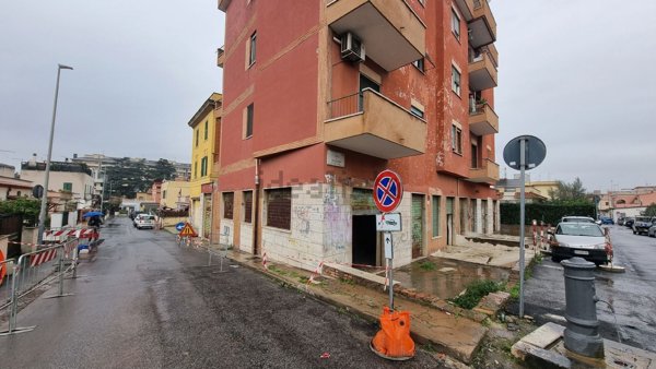 locale commerciale in vendita a Roma in zona Prenestino-Centocelle