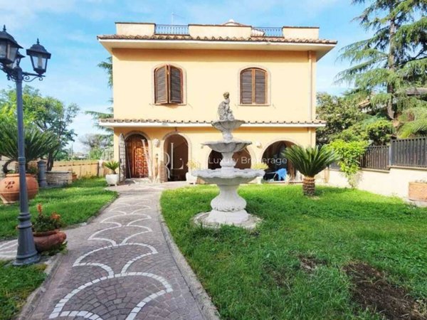 casa indipendente in vendita a Roma in zona Appio Claudio
