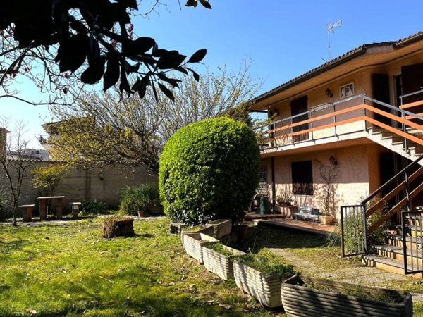 casa indipendente in vendita a Roma in zona Prima Porta
