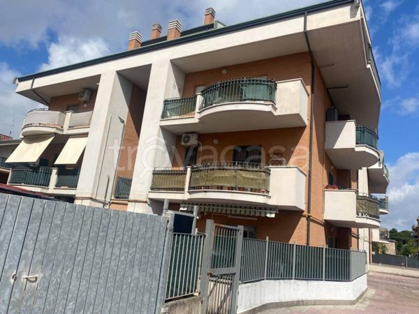 appartamento in vendita a Roma in zona Torre Angela