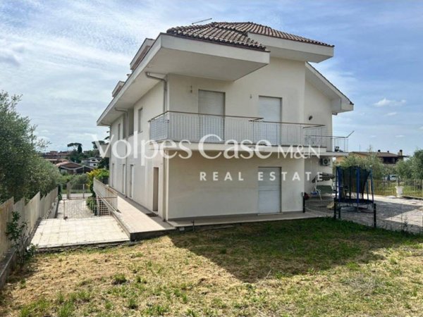casa indipendente in vendita a Roma in zona Case Rosse