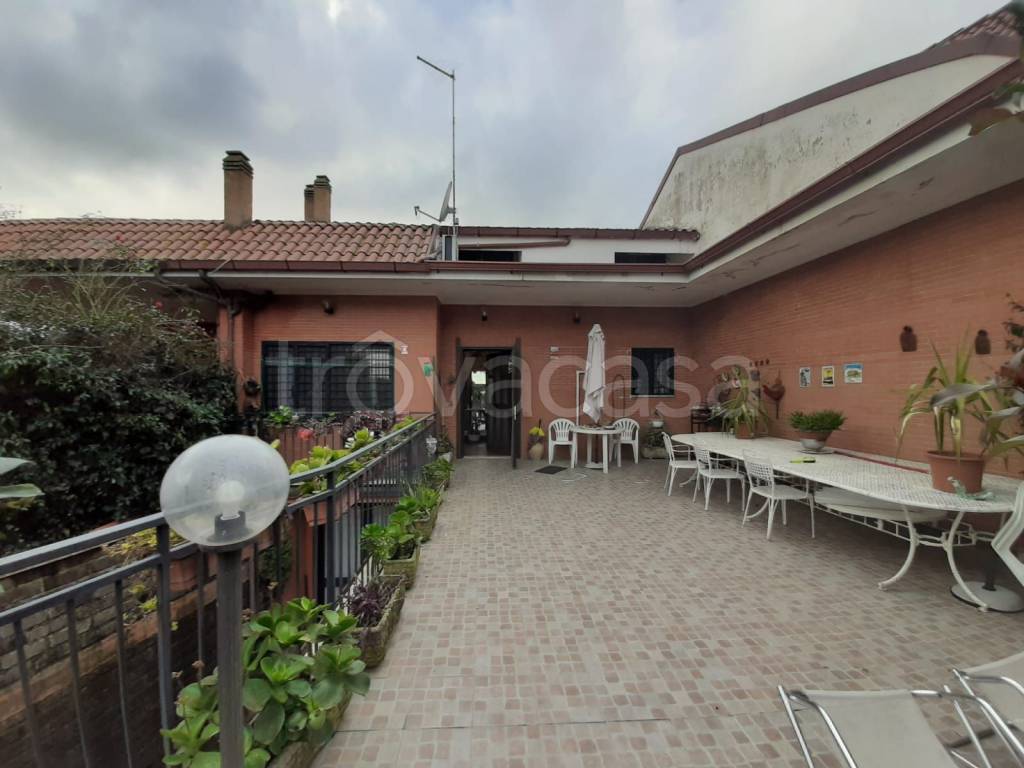 casa indipendente in vendita a Roma in zona Osteria Nuova