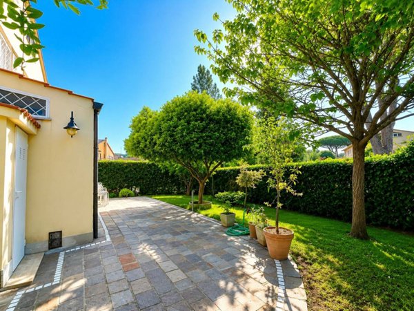 casa indipendente in vendita a Roma in zona Casal Palocco