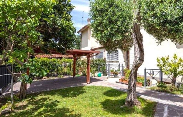 casa indipendente in vendita a Roma in zona Casal Palocco