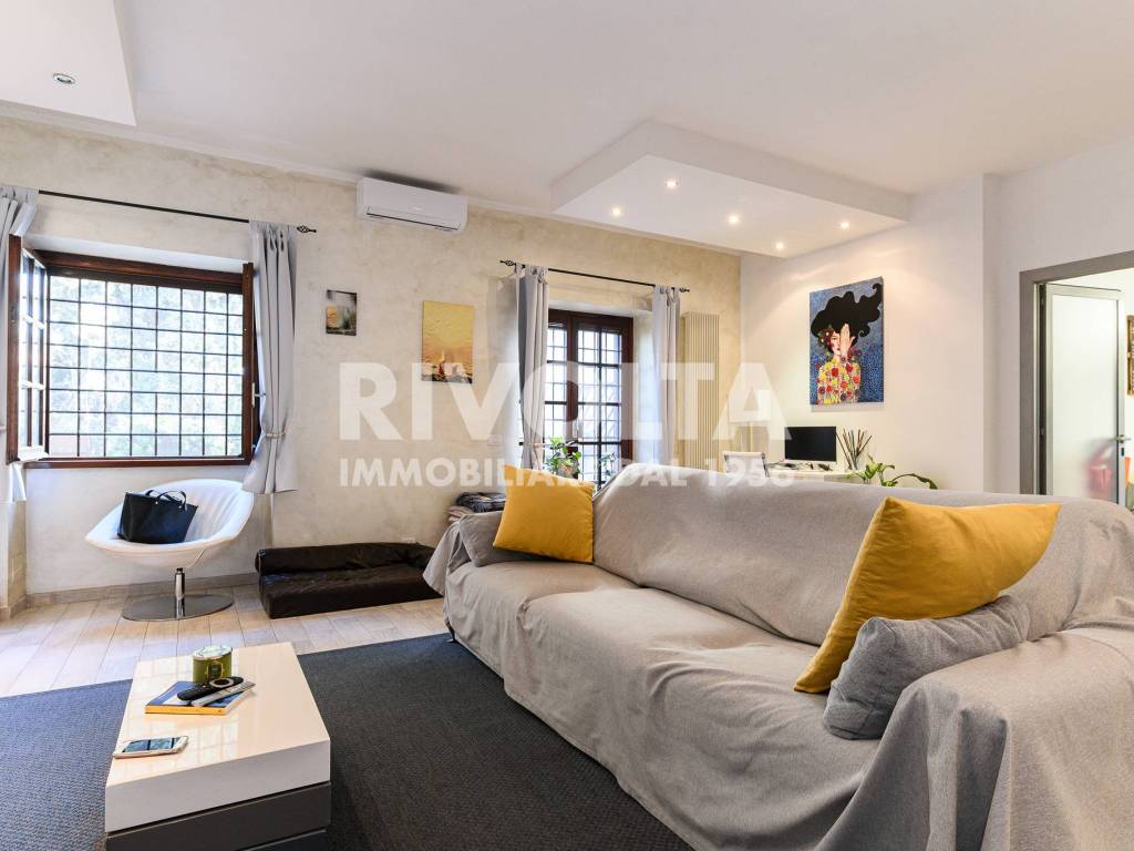 appartamento in vendita a Roma in zona Axa