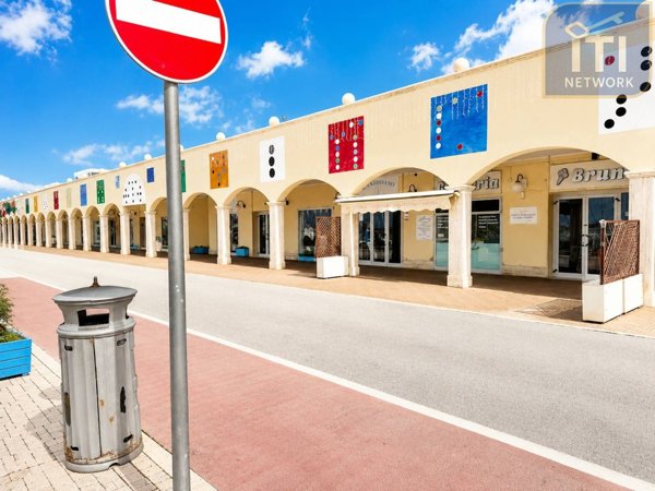 locale commerciale in vendita a Roma in zona Ostia