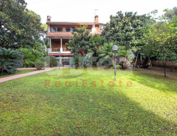 casa indipendente in vendita a Roma in zona Casal Palocco