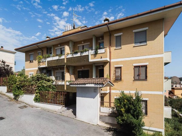 appartamento in vendita a Roma in zona Valle Muricana